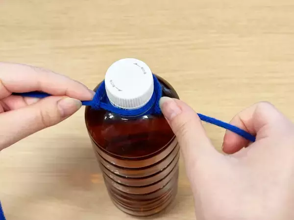 【紐1本でOK】500mlペットボトルがショルダーに！？　手品のようだけど実は簡単で…