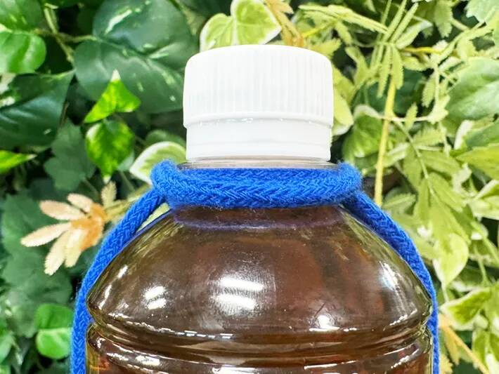 【紐1本でOK】500mlペットボトルがショルダーに！？　手品のようだけど実は簡単で…