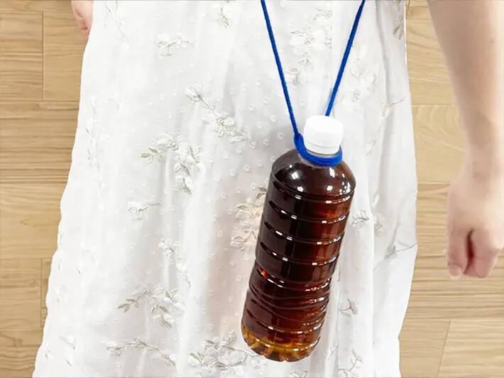 【紐1本でOK】500mlペットボトルがショルダーに！？　手品のようだけど実は簡単で…