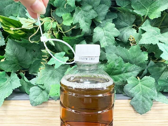 【紐1本でOK】500mlペットボトルがショルダーに！？　手品のようだけど実は簡単で…