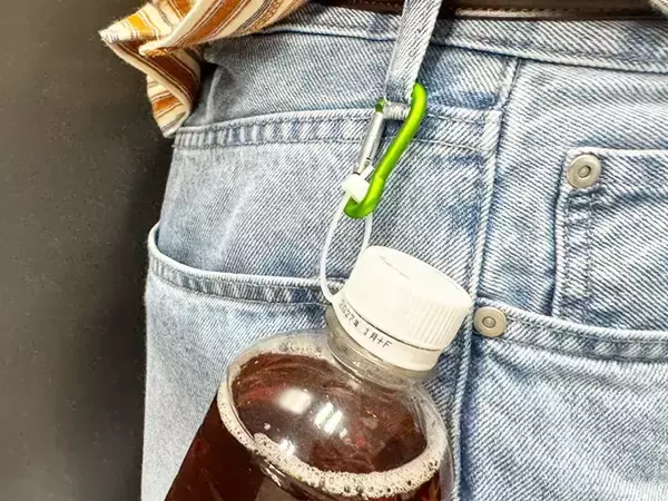 「【紐1本でOK】500mlペットボトルがショルダーに！？　手品のようだけど実は簡単で…」の画像