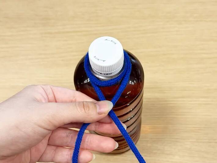 【紐1本でOK】500mlペットボトルがショルダーに！？　手品のようだけど実は簡単で…