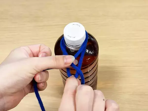 「【紐1本でOK】500mlペットボトルがショルダーに！？　手品のようだけど実は簡単で…」の画像