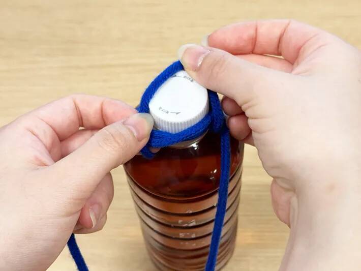 【紐1本でOK】500mlペットボトルがショルダーに！？　手品のようだけど実は簡単で…