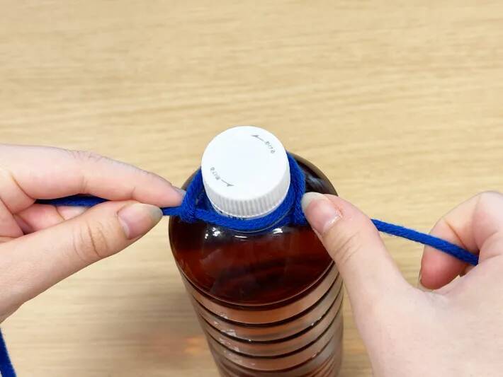 【紐1本でOK】500mlペットボトルがショルダーに！？　手品のようだけど実は簡単で…