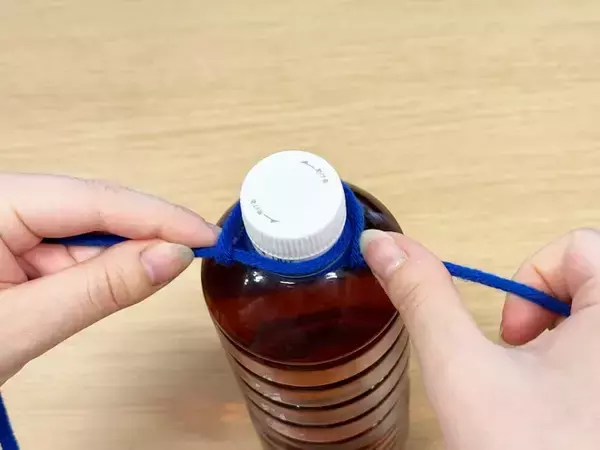 「【紐1本でOK】500mlペットボトルがショルダーに！？　手品のようだけど実は簡単で…」の画像