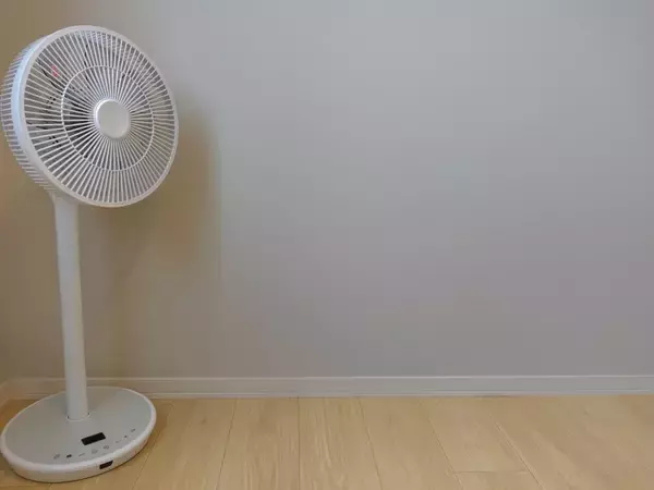 リビングの壁に黄ばみ？　意外な洗剤に「落ちた」「やってみます」