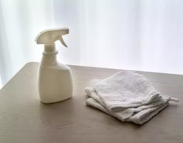 「リビングの壁に黄ばみ？　意外な洗剤に「落ちた」「やってみます」」の画像