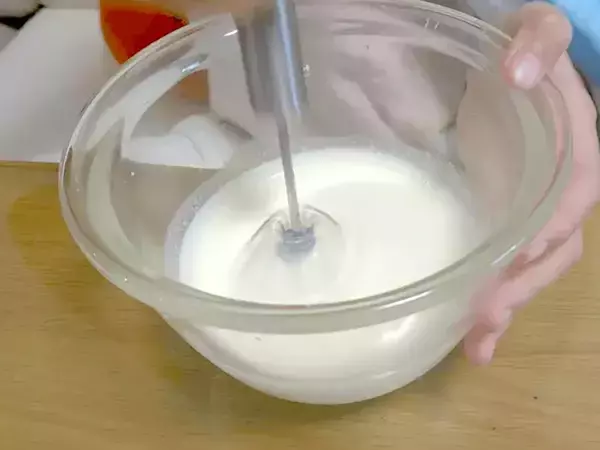 スリコで見つけた『半自動泡だて器』が優秀！電池なしでメレンゲもあっという間