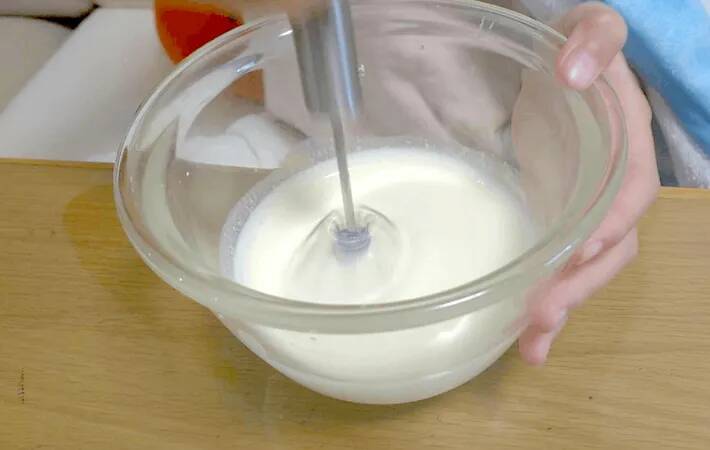 スリコで見つけた『半自動泡だて器』が優秀！電池なしでメレンゲもあっという間