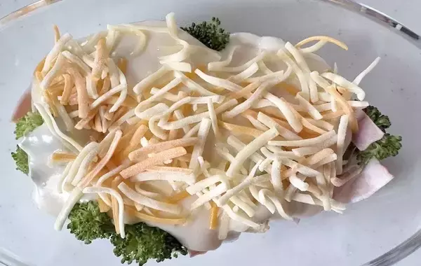 「作りすぎたホットケーキを『おかず』にアレンジ　食べた子供が「コレはあり」「豪華でおいしい」」の画像