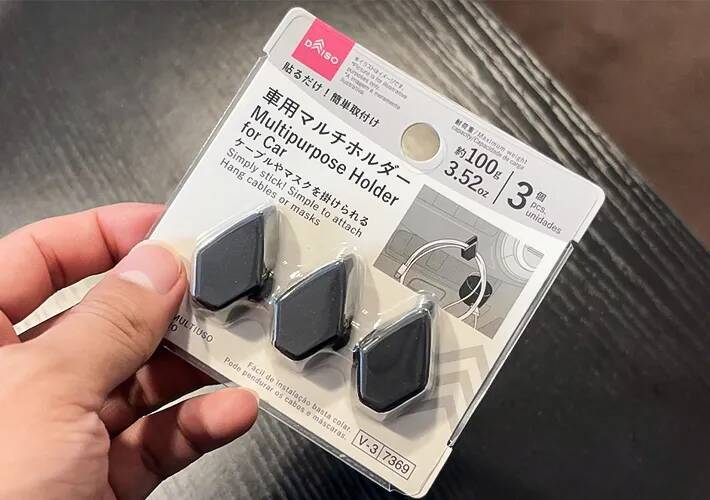 玄関に『110円の車用品』を貼るだけ！　ダイソー商品の「じゃない使い方」で家中スッキリ