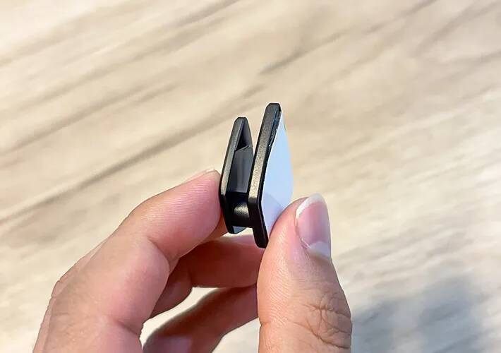 玄関に『110円の車用品』を貼るだけ！　ダイソー商品の「じゃない使い方」で家中スッキリ
