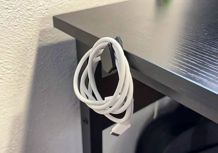 玄関に『110円の車用品』を貼るだけ！　ダイソー商品の「じゃない使い方」で家中スッキリ