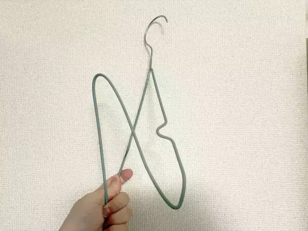 「針金ハンガーを半分に折りたたんで…　思わぬ活用法に「不便が解消」「掃除に便利」」の画像
