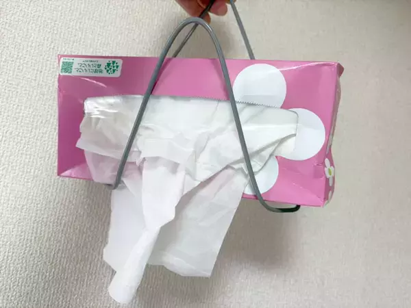 「針金ハンガーを半分に折りたたんで…　思わぬ活用法に「不便が解消」「掃除に便利」」の画像
