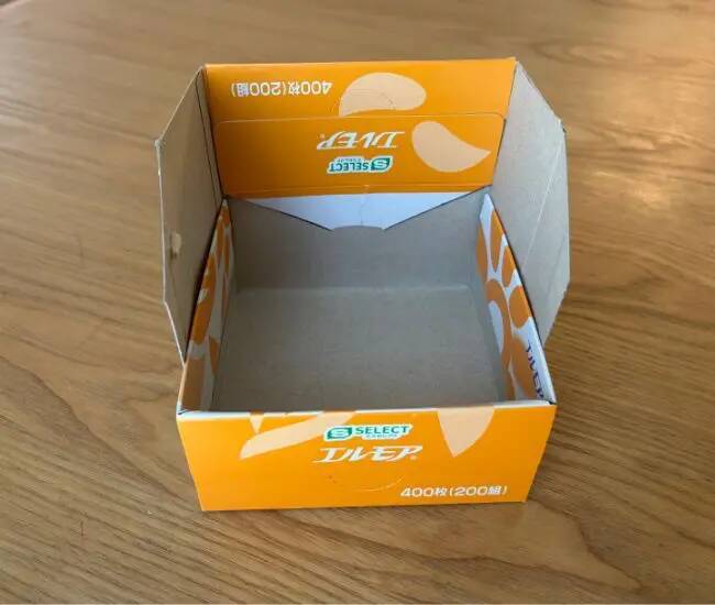 ティッシュの空き箱、折って貼り合わせると？　マンガ8冊が収まる『本立て』に早変わり！