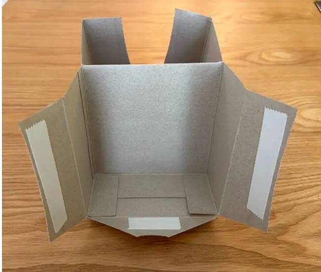 ティッシュの空き箱、折って貼り合わせると？　マンガ8冊が収まる『本立て』に早変わり！