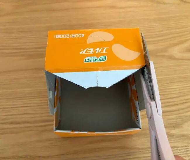 ティッシュの空き箱、折って貼り合わせると？　マンガ8冊が収まる『本立て』に早変わり！