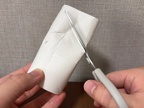 トイレットペーパーの芯をハサミでカットして…　できたものが、すき間掃除に活躍！