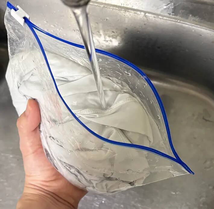 ジッパー袋に洗剤を入れて…　少量の水で洗濯する方法が「夏に役立つ！」