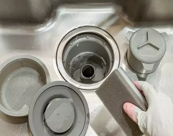 「家にある物でできる！　排水管の汚れを落とす簡単な掃除術」の画像