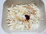 「【秋レシピ】エノキをコチュジャンで混ぜ合わせると…？　一度食べたらハマるやみつきおつまみの作り方」の画像1