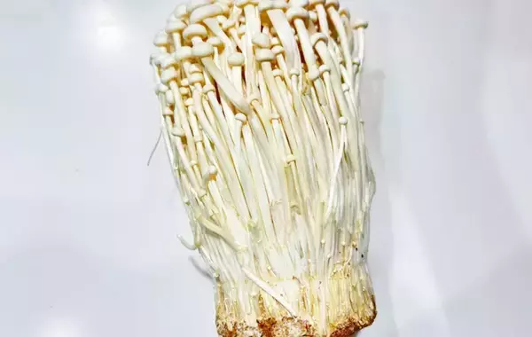 「【秋レシピ】エノキをコチュジャンで混ぜ合わせると…？　一度食べたらハマるやみつきおつまみの作り方」の画像