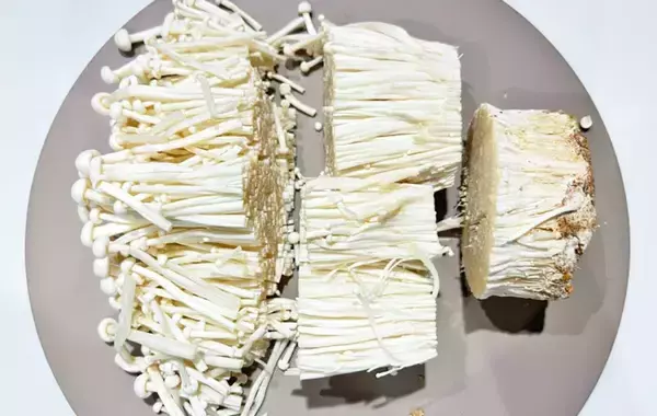 「【秋レシピ】エノキをコチュジャンで混ぜ合わせると…？　一度食べたらハマるやみつきおつまみの作り方」の画像