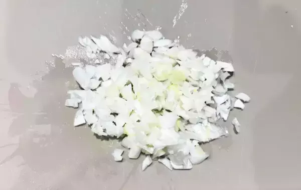 「【秋レシピ】エノキをコチュジャンで混ぜ合わせると…？　一度食べたらハマるやみつきおつまみの作り方」の画像