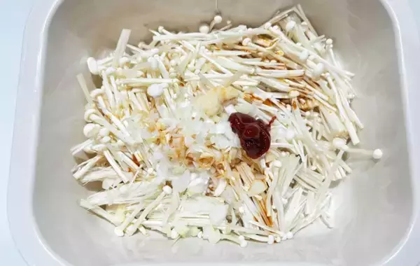 「【秋レシピ】エノキをコチュジャンで混ぜ合わせると…？　一度食べたらハマるやみつきおつまみの作り方」の画像