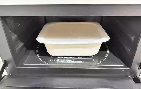 「【秋レシピ】エノキをコチュジャンで混ぜ合わせると…？　一度食べたらハマるやみつきおつまみの作り方」の画像