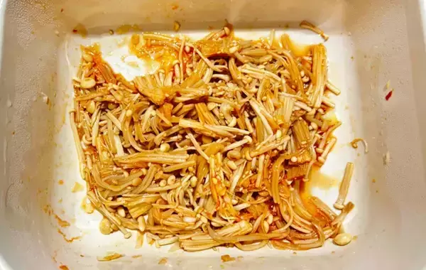 「【秋レシピ】エノキをコチュジャンで混ぜ合わせると…？　一度食べたらハマるやみつきおつまみの作り方」の画像