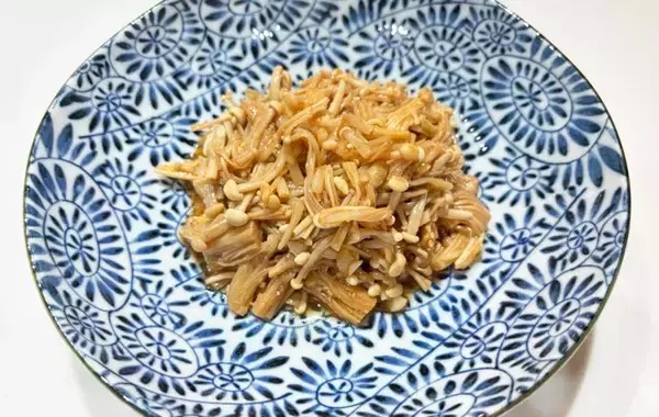「【秋レシピ】エノキをコチュジャンで混ぜ合わせると…？　一度食べたらハマるやみつきおつまみの作り方」の画像