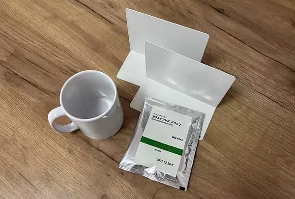 「ブックエンド2個使うだけ！　誰でもできるコーヒーのおいしい淹れ方に「この手があったか」」の画像