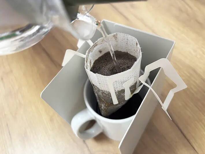 ブックエンド2個使うだけ！　誰でもできるコーヒーのおいしい淹れ方に「この手があったか」