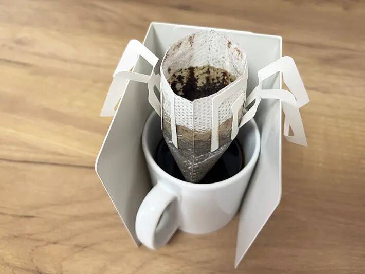 ブックエンド2個使うだけ！　誰でもできるコーヒーのおいしい淹れ方に「この手があったか」