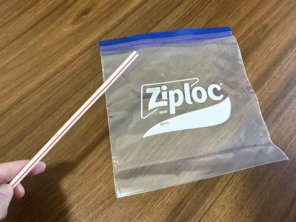 「ジッパー袋とストローを使って5分　災害時に役立つ『蛇口』がこちら」の画像
