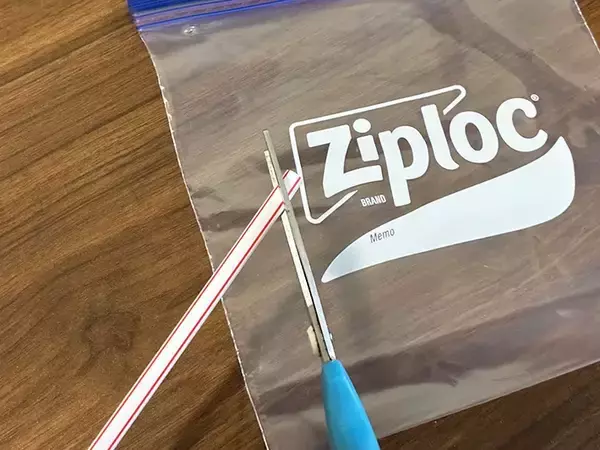 「ジッパー袋とストローを使って5分　災害時に役立つ『蛇口』がこちら」の画像