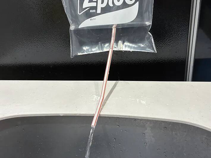 ジッパー袋とストローを使って5分　災害時に役立つ『蛇口』がこちら