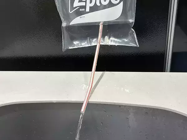 「ジッパー袋とストローを使って5分　災害時に役立つ『蛇口』がこちら」の画像