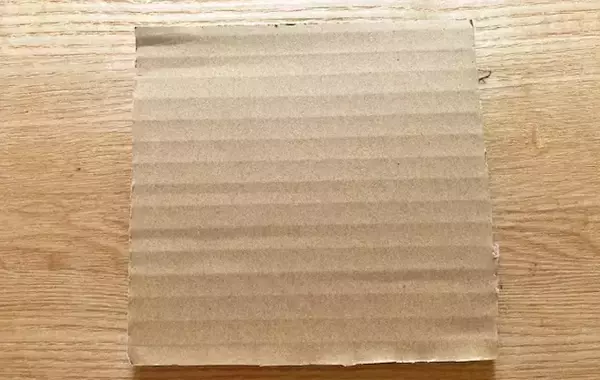 「ダンボールに線を引いて…？　海外で話題のライフハックを試してみた」の画像