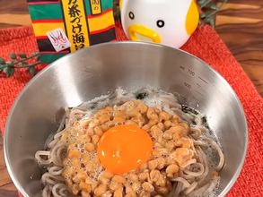 「ナイス」「うまそう！」　そばをレンチンして振りかけたのは…？【レンチンレシピ】