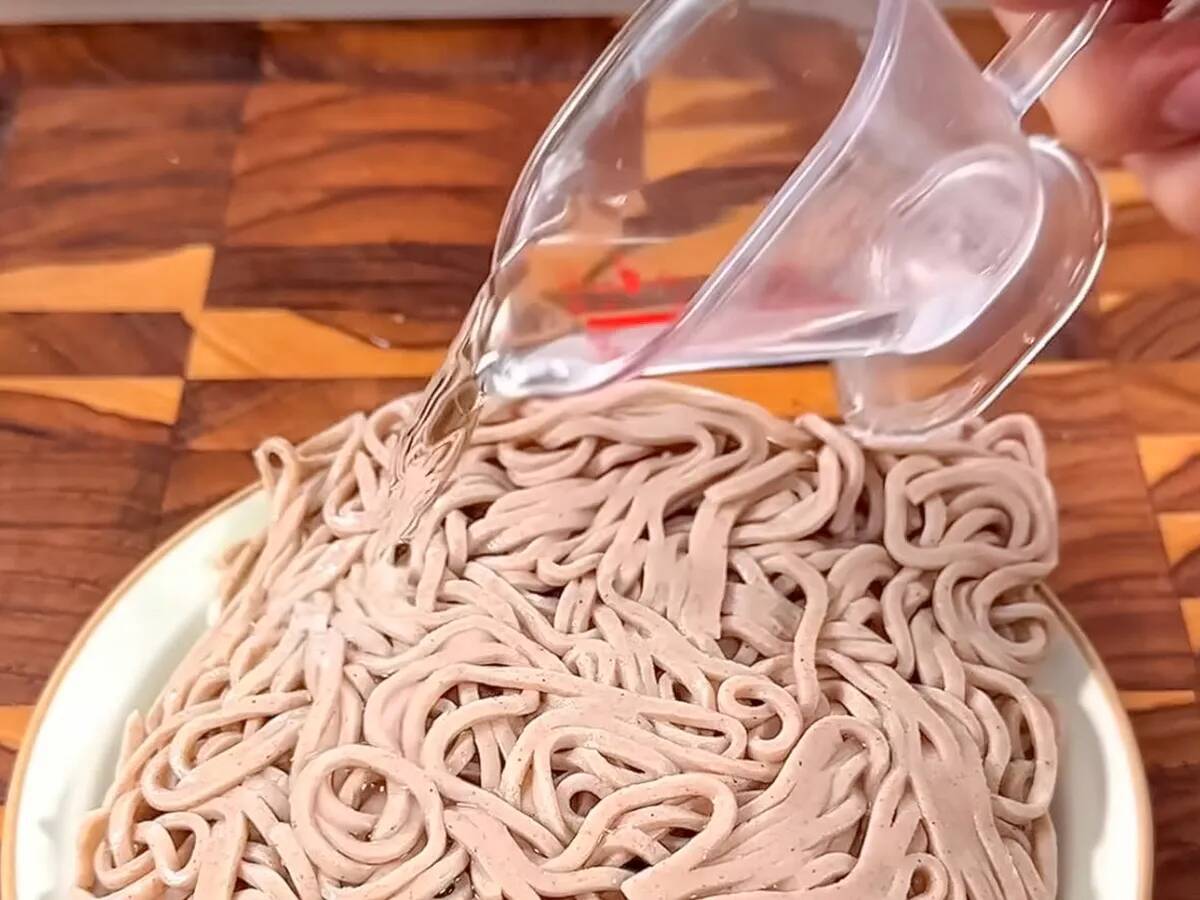 「ナイス」「うまそう！」　そばをレンチンして振りかけたのは…？【レンチンレシピ】