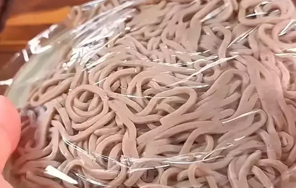 「「ナイス」「うまそう！」　そばをレンチンして振りかけたのは…？【レンチンレシピ】」の画像