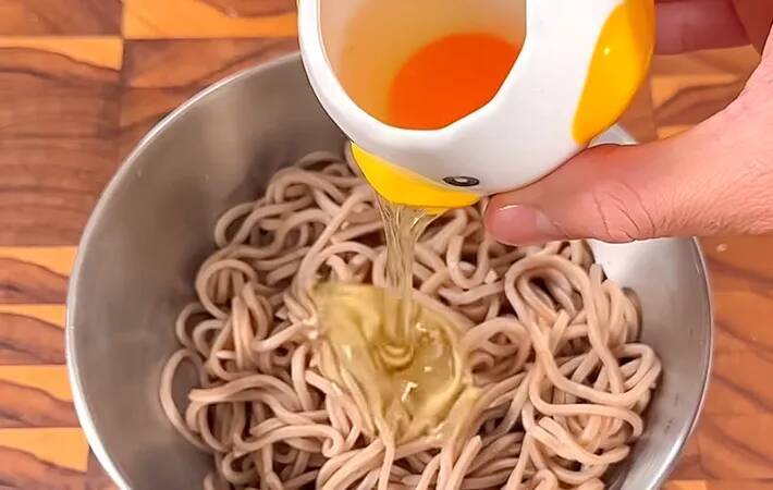 「ナイス」「うまそう！」　そばをレンチンして振りかけたのは…？【レンチンレシピ】