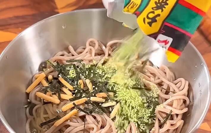 「ナイス」「うまそう！」　そばをレンチンして振りかけたのは…？【レンチンレシピ】