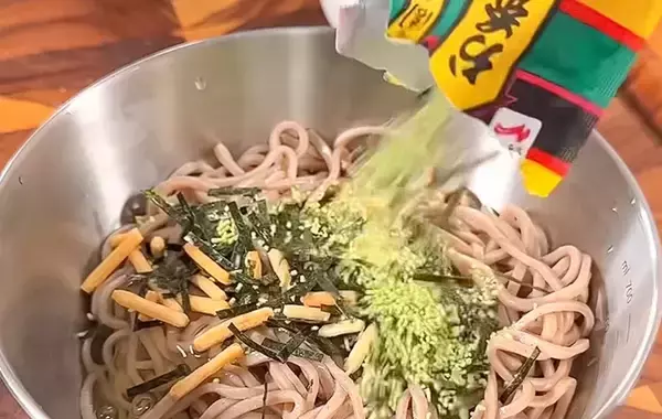 「「ナイス」「うまそう！」　そばをレンチンして振りかけたのは…？【レンチンレシピ】」の画像