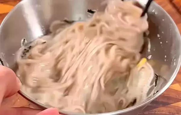 「「ナイス」「うまそう！」　そばをレンチンして振りかけたのは…？【レンチンレシピ】」の画像