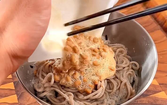 「ナイス」「うまそう！」　そばをレンチンして振りかけたのは…？【レンチンレシピ】